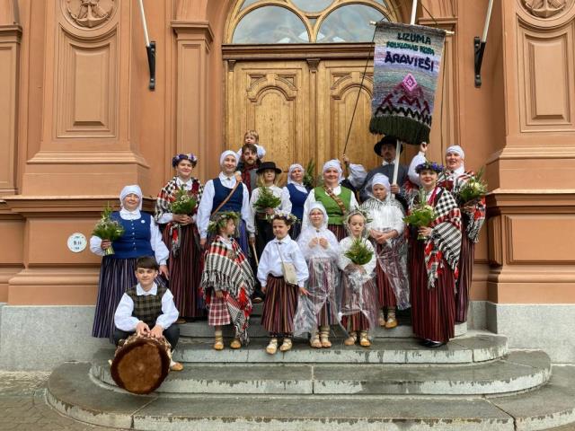 Folkloras kopa "Āravieši"